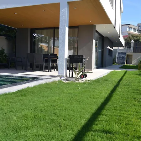 Merkez Havuzlu Odalarbanyolu Villa Çeşme