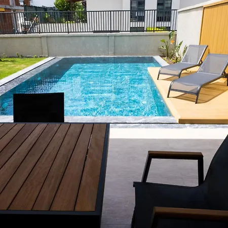 Villa Merkez Havuzlu Odalarbanyolu Çeşme