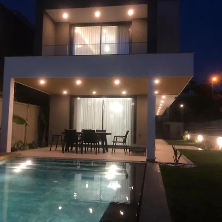 Merkez Havuzlu Odalarbanyolu Villa Cesme