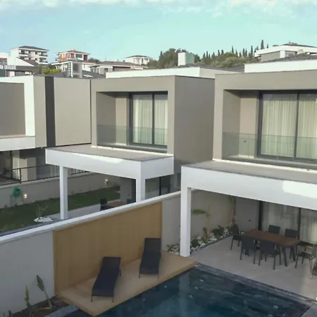 Merkez Havuzlu Odalarbanyolu Villa *