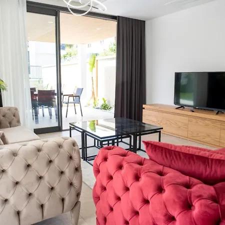 Merkez Havuzlu Odalarbanyolu Villa