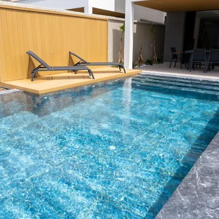 Merkez Havuzlu Odalarbanyolu Vilă *