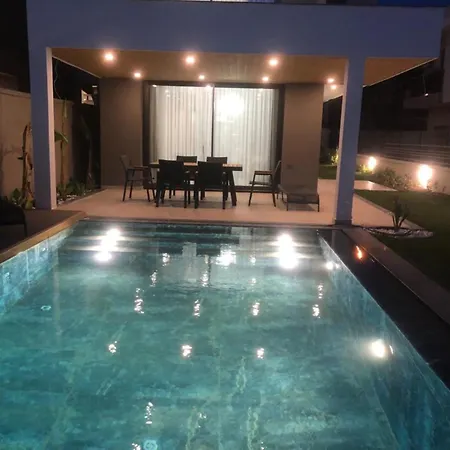 Vilă Merkez Havuzlu Odalarbanyolu *