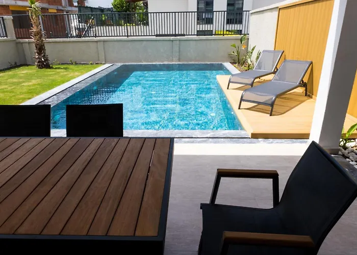 Villa Merkez Havuzlu Odalarbanyolu Çeşme