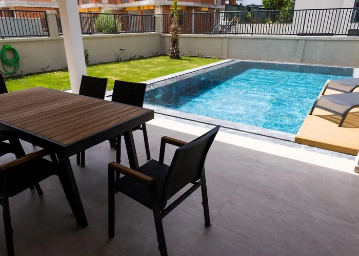 Villa Merkez Havuzlu Odalarbanyolu