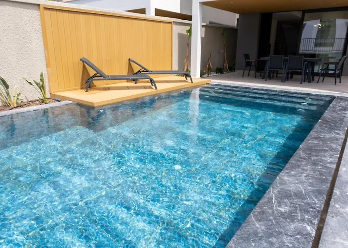 Merkez Havuzlu Odalarbanyolu Villa *