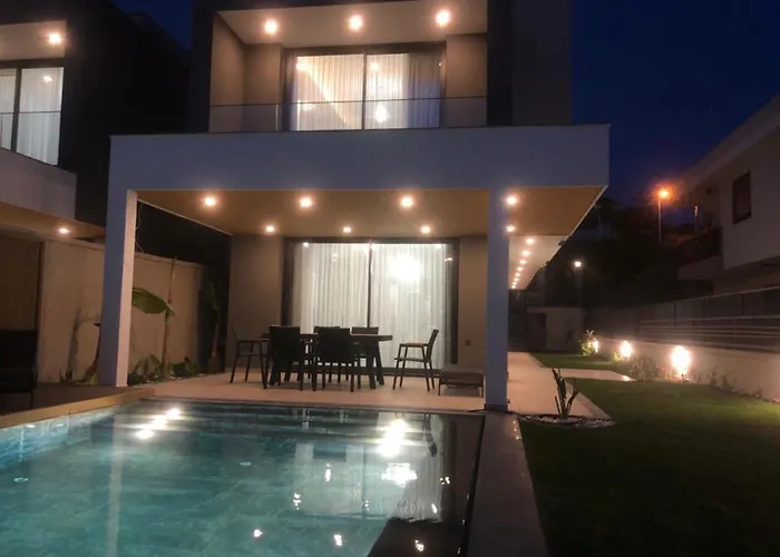 Merkez Havuzlu Odalarbanyolu Villa Çeşme